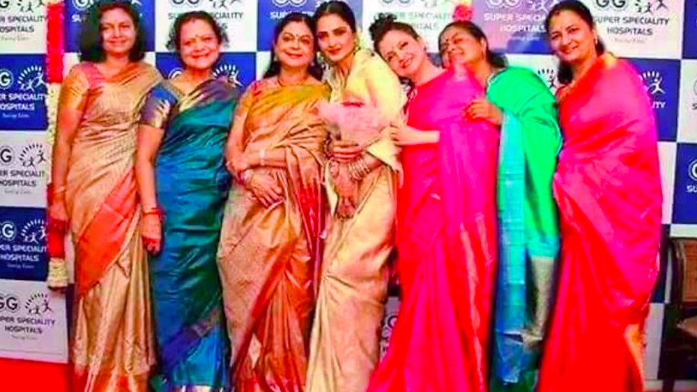 রেখার বাকি পাঁচজন বৈমাত্রেয় বোন হলেন রেবতী স্বামীনাথন, কমলা সেলভারাজ, জয়া শ্রীধর, নারায়ণী গণেশন এবং বিজয়া চামুণ্ডেশ্বরী। তাঁদের একমাত্র ভাইয়ের নাম সতীশকুমার।