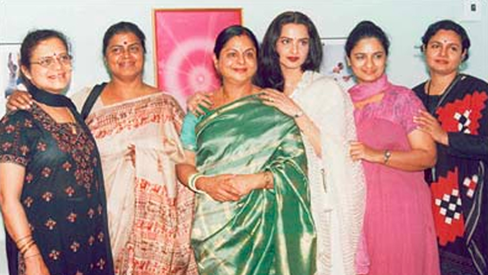 খুব বিরল হলেও একটি দু’টি অনুষ্ঠানে রেখা-সহ সাতবোনকেই একসঙ্গে দেখা গিয়েছে।