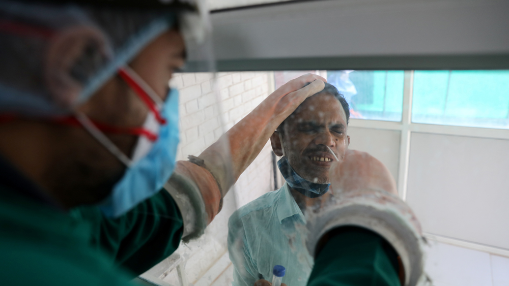 কলকাতা, দুই ২৪ পরগনা ও হাওড়া— মূলত এই ক’টি জেলাতেই আবদ্ধ ছিল পশ্চিমবঙ্গের করোনা সংক্রমণ। লকডাউন শিথিল হতে তা রাজ্যের অন্যান্য জেলাতেও ছড়াতে শুরু করে। ওই সব জেলাগুলিতে সংক্রমণ অনেকটাই নিয়ন্ত্রণে ছিল। কিন্তু সাম্প্রতিক কালে জেলাগুলিতে সংক্রমণ বৃদ্ধি প্রশাসনেরও কপালে ভাঁজ ফেলছে। আসুন এক নজরে দেখে নিই, রাজ্যের বিভিন্ন জেলার করোনা পরিস্থিতি।