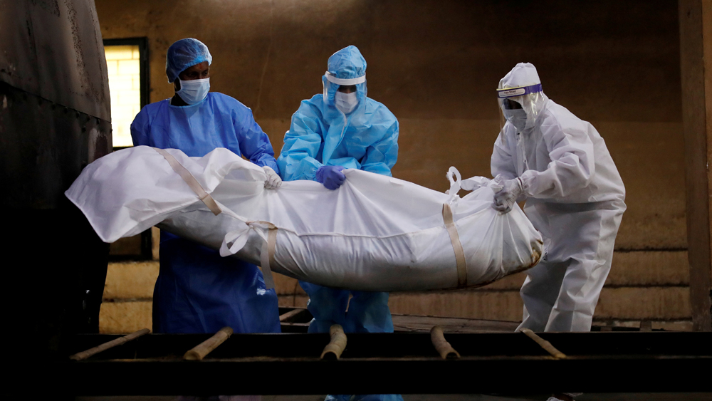 বাস চললেও শুরু হয়নি লোকাল ট্রেন পরিষেবা। সেই পরিস্থিতিতেই জেলায় জেলায় বাড়ছে আক্রান্ত। পুজোর মুখে এই সংক্রমণ বৃদ্ধি নিয়ে যথেষ্ট চিন্তার কারণ রয়েছে বলে জানালেন চিকিৎসক অরিন্দম বিশ্বাস। তাঁর কথায়, ‘‘করোনা নিয়ে সচেতনতার অভাব সর্বত্র। অনেকেই ঠিক মতো মাস্ক পরছেন না। ওনামের জেরে কেরলে কী ভাবে করোনা সুনামি এল, তা আমরা দেখেছি। করোনা পরিস্থিতিকে তোয়াক্কা না করে উৎসবে মাতলে আমাদের কপালেও নেমে আসতে পারে দুর্ভোগ।’’