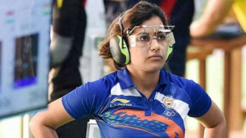 ৩১ বছরের হিনার জন্ম ১৯৮৯-এ ২৯ অগস্ট পঞ্জাবের লুধিয়ানায়। ছোট থেকেই দেখেছেন, বাড়ির বড়রা পিস্তুল-রাইফেল নিয়ে শ্যুটিং প্র্যাকটিসে মেতে। বাবা জাতীয় স্তরের শ্যুটার। ভাইও ১০ মিটার এয়ার পিস্তল ইভেন্টে নেমেছেন। কাকা ছিলেন বন্দুক বিক্রেতা। এমনকি ক্রেতাদের মর্জিমতো তা তৈরিও করতেন তিনি। ফলে ওই বয়সেই পিস্তল-রাইফেলে চোখ রেখে নিশানায় তাক করাটা হিনার কাছে সহজাত ছিল।