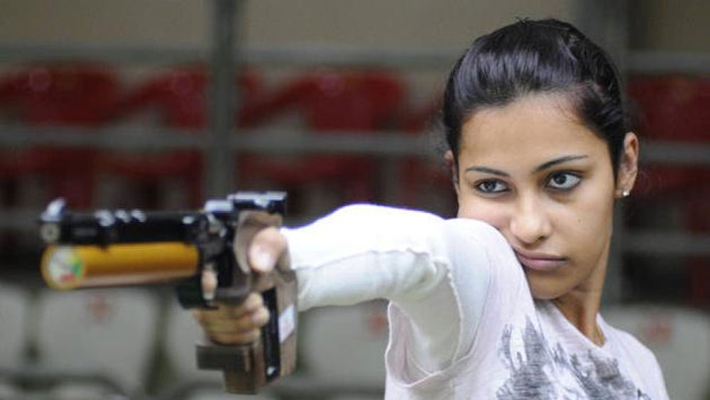 গোড়ার দিকে পিস্তল নিয়ে নয়, প্রথম ভারতীয় পিস্তল শ্যুটার হিসাবে বিশ্বসেরা হিনার শুরুটা হয়েছিল রাইফেল দিয়ে। তবে রাইফেলের সঙ্গে আনুসঙ্গিক আইপিস, গ্যাস সিলিন্ডার, হেভি জ্যাকেট, জুতো— এ সবই যথেষ্ট খরচসাপেক্ষ। ফলে পিস্তল শ্যুটিংয়ে ঝুঁকেছিলেন হিনা।