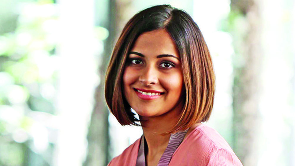 ছোটবেলা থেকেই পাটিয়ালা ক্লাবে গিয়ে দীর্ঘ ক্ষণ অনুশীলনে মেতে থাকতেন হিনা। পেশাদার হিসাবে তাঁর শুরুটা হয়েছিল ২০০৬ সালে। জাতীয় স্তরে জুনিয়র এবং সিনিয়র দু’দলেই অংশ নিয়েছেন।