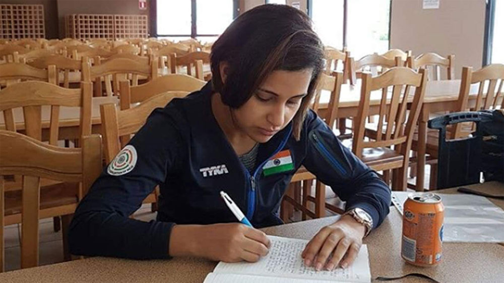 পিস্তল নিয়ে অনুশীলনের ফাঁকে অবশ্য পড়াশোনায় অবহেলা করেননি হিনা। দন্ত চিকিৎসক হবেন বলে জ্ঞান সাগর ডেন্টাল কলেজে ভর্তি হয়েছিলেন। তবে শেষমেশ সে পথ ছেড়ে পেশাদার শ্যুটার দিকেই ঝোঁকেন তিনি।