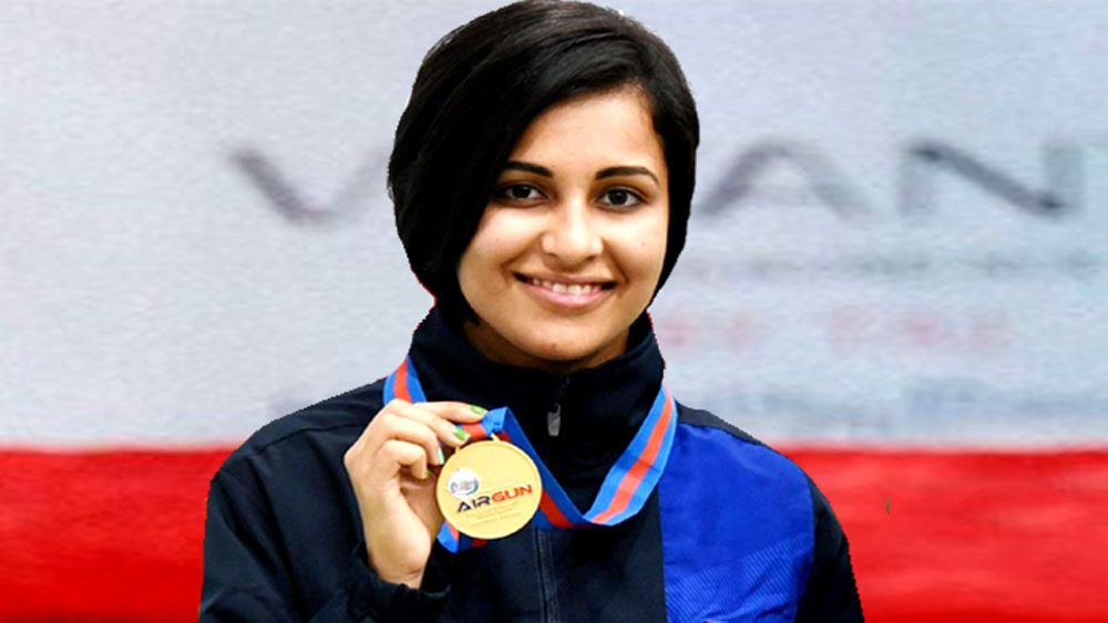 হিনার সে সিদ্ধান্ত যে সঠিক ছিল, তা বোঝা গেল কেরিয়ারের শুরুতেই। বেজিংয়ে ইন্টারন্যাশনাল শ্যুটিং স্পোর্টস ফেডারেশন (আইএসএসএফ) আয়োজিত বিশ্বকাপে রুপো জিতে নেন হিনা। সালটা ২০০৯।