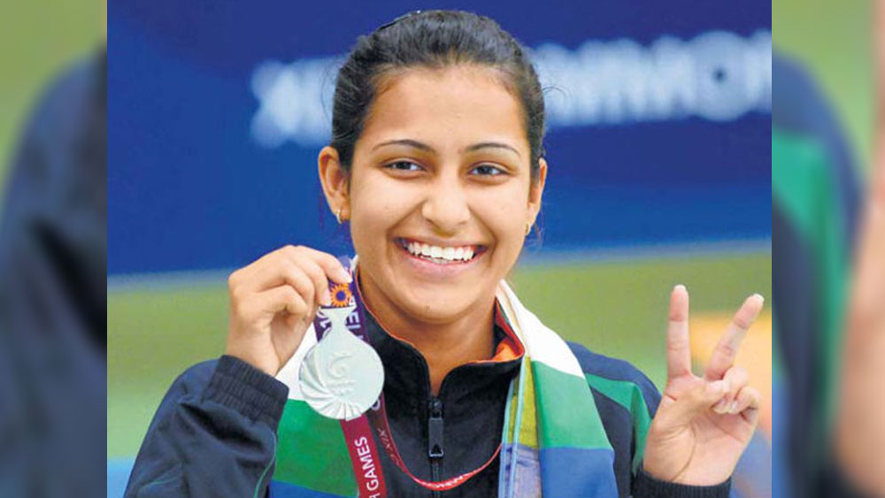 এর পর আর পিছনে ফিরে তাকাতে হয়নি হিনাকে। ২০১০-এ দিল্লিতে কমনওয়েলথ গেমসে অনু রাজ সিংহকে সঙ্গে নিয়ে ১০ মিটার এয়ার পিস্তল ইভেন্টে সোনা পান তিনি। সে বার হিনা নিজে ৩৮৪ পয়েন্ট তুলেছিলেন। আর অনু করেছিলেন ৩৭৫। সিঙ্গলসে অবশ্য রুপো নিয়েই সন্তুষ্ট থাকতে হয়েছিল তাঁকে।