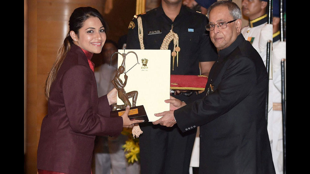 সে বছরই ভারত সরকারের স্বীকৃতি জোটে হিনার। অগস্টে অর্জুন পুরস্কার লাভ করেন তিনি।