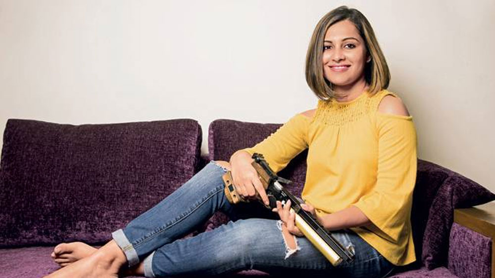 দেশ-বিদেশে বিভিন্ন ইভেন্টের ফাঁকে ২০১৩-তে শ্যুটার রোনক পণ্ডিতকে বিয়ে করেন হিনা। তবে এই আপাতশান্ত জীবনে বেশ কয়েক বার বিতর্কের মুখে পড়েছেন। সম্প্রতি একটি বিজ্ঞাপনে পিস্তল থেকে গুলি ছোড়ার ভিডিয়ো ইনস্টাগ্রামে পোস্ট করার পরই বিতর্কে জড়ান প্রাক্তন বিশ্বসেরা হিনা। এর আগেও ‘বটল ক্যাপ চ্যালেঞ্জ’-এ বিতর্কে জড়িয়ে প়ড়েছিলেন তিনি ওই শ্যুটার। সেই সময়েও গুলি করার ভিডিও পোস্ট করেছিলেন তিনি। তবে এ সব বিতর্ক বাদ দিলে সাফল্যের অংশটারই পাল্লা ভারী হিনা সিন্ধুর।