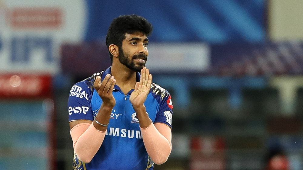 মুম্বইকে লাসিথ মালিঙ্গার অভাব বুঝতেই দিচ্ছেন না বুমরা। তাঁর কৃপণ বোলিং হয়ে উঠেছে দলের বাড়তি সম্পদ। নতুন বল নয়, মুম্বই দলে তিনি হয়ে উঠেছেন ডেথ ওভার স্পেশালিষ্ট। প্রতিপক্ষ যখন তাড়াতাড়ি রান তোলার জন্য ব্যস্ত, তখন তাঁদের ঘুম কেড়ে নিচ্ছেন ভারতের এই পেসার।