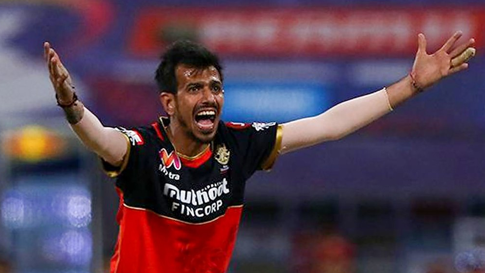 প্রথম ছয়ে এক মাত্র স্পিনার যুজবেন্দ্র চহাল। রয়্যাল চ্যালেঞ্জার্স ব্যাঙ্গালোর দলের এক নম্বর বোলার তিনি। ধারাবাহিক ভাবে উইকেট যেমন নিয়ে চলেছেন, আটকে রাখছেন রানও।