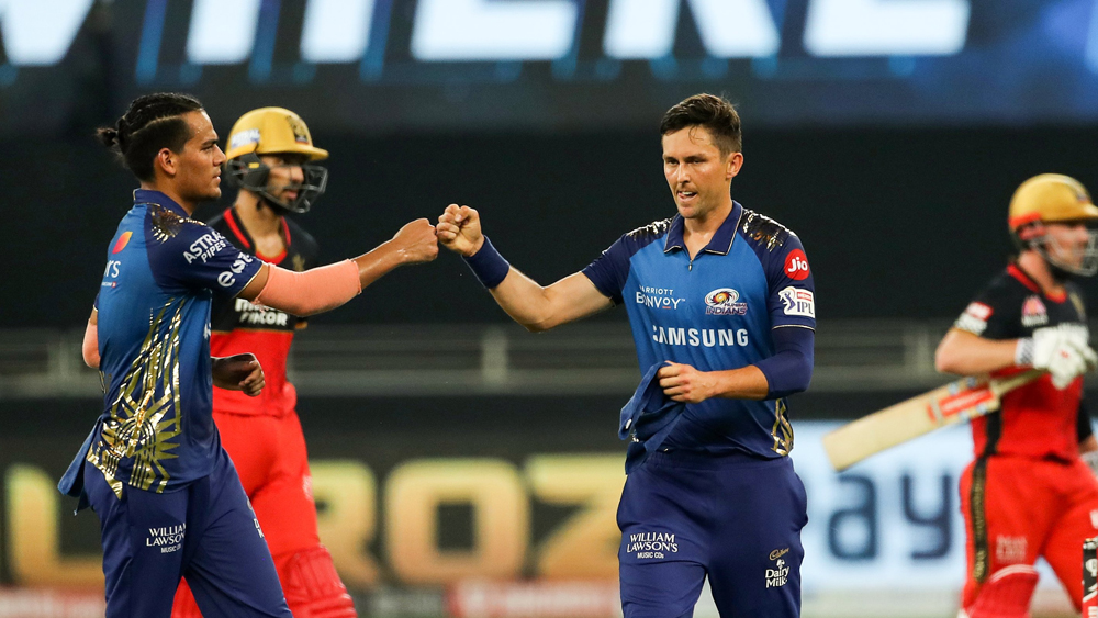 পাওয়ার প্লেতে উইকেট নিয়ে বিপক্ষের মাথায় আঘাত হানছেন কিউই পেসার। ১৩ ম্যাচে তাঁর সংগ্রহ ২০ উইকেট। প্লে অফে লড়াই জমবে বুমরা বনাম বোল্টেরও। দু’জনেই ছিনিয়ে নিতে চাইবেন পার্পল ক্যাপ।