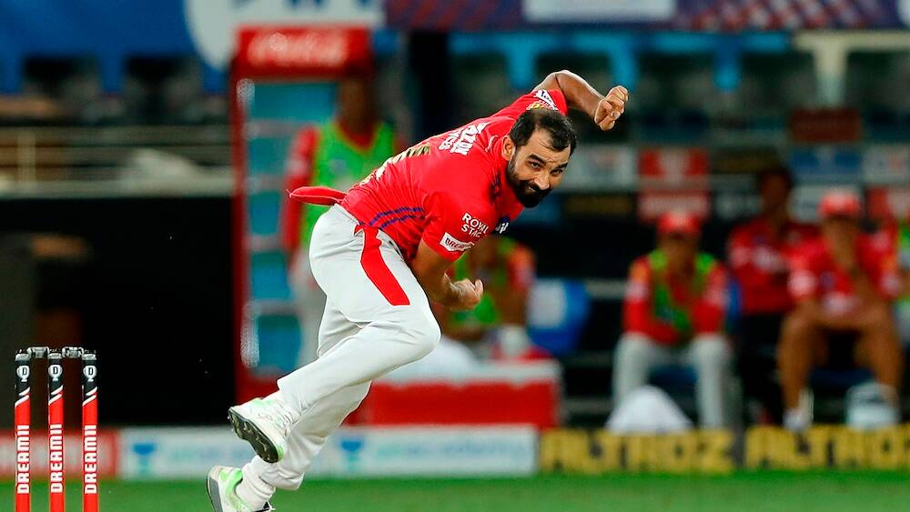 ভারতের পেস আক্রমণ যে বিশ্বের সেরাদের সঙ্গে লড়াইয়ে তৈরি তা বুঝিয়ে দিচ্ছে এই তালিকায় মহম্মদ শামির নাম। প্রথম পাঁচে তিন ভারতীয়র মধ্যে রয়েছেন দুই পেসার। শামির ঝুলিতেও রয়েছে ২০ উইকেট।