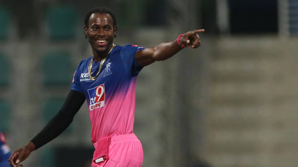 তালিকায় রয়েছেন রাজস্থান রয়্যালসের জোফ্রা আর্চারও। রাজস্থানের বাকি বোলাররা যখন উইকেট নিতে ভুলে গিয়েছেন তখন একা আক্রমণ শানাচ্ছেন ইংরেজ পেসার।