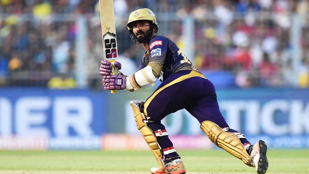 দীনেশ কার্তিক: টুর্নামেন্টের মাঝপথে ক্যাপ্টেন্সি ছাড়ার পর অনেকেই মনে করেছিলেন, ব্যাট হাতে তার জবাব দেবেন কার্তিক। তবে বাস্তবে তেমনটা ঘটেনি। কেকেআরের গত ম্যাচে মুম্বইয়ের বিরুদ্ধে ১০ বলে ২১ রানের ক্যামিয়ো নয়, আজ কার্তিকের কাছ থেকে বড় ইনিংস আশা করছেন কেকেআর ফ্যানেরা।