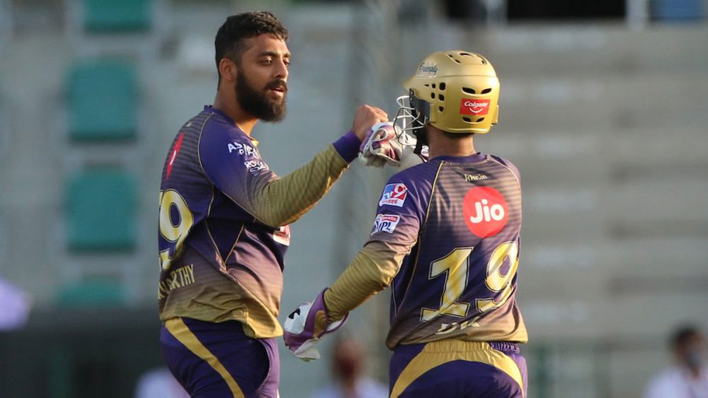 বরুণ চক্রবর্তী: দিল্লি ম্যাচে ৫ উইকেট নিয়ে ম্যান অব দ্য ম্যাচ। পরের ম্যাচে মুম্বইয়ের বিরুদ্ধে ২ উইকেট। দলে নিজের ওজন বোঝাচ্ছেন বরুণ চক্রবর্তী। প্রথম একাদশে তাঁর জায়গাও এক প্রকার নিশ্চিত।