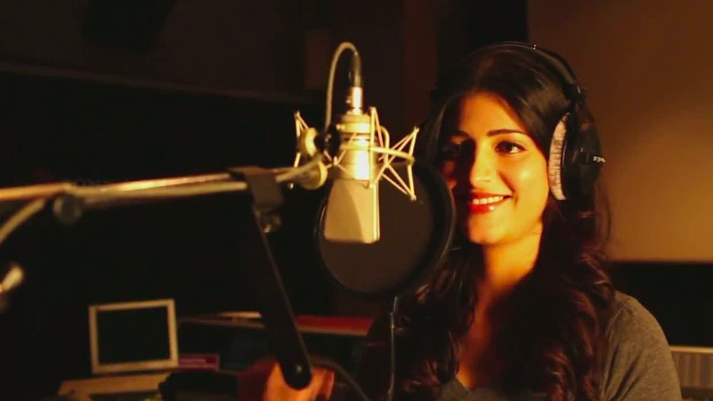 মনস্তত্ত্বের ছাত্রী শ্রুতি স্কুলের পর পাড়ি দেন ক্যালিফর্নিয়া। সেখানে আর মনস্তত্ত্ব নয়। এ বার শ্রুতি মিউজিশিয়ানস ইনস্টিটিউটে সঙ্গীতশাস্ত্রের ছাত্রী।