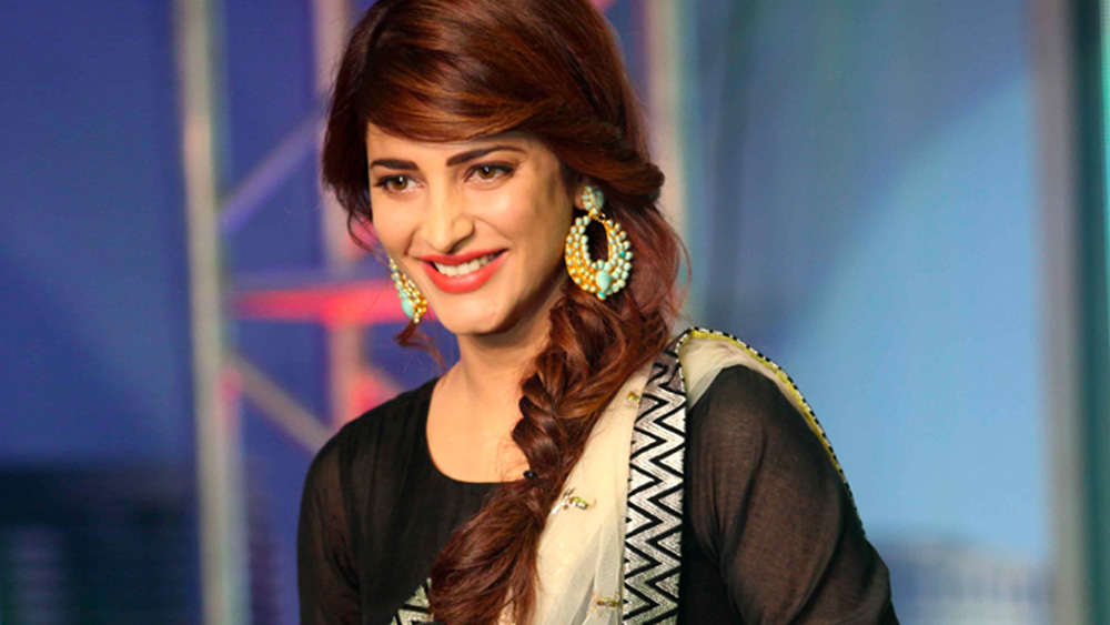 তার আগে বেশ কিছু ছবিতে অভিনয়ের সুযোগ শ্রুতি ফিরিয়ে দেন বলে শোনা যায়। মাধবনের বিপরীতে একটি ছবিতে তাঁর অভিনয়ের কথা ছিল। সেই ছবি খারিজ হয়ে যায়।