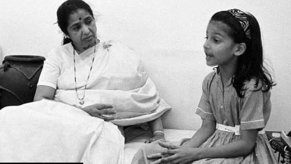 নায়িকা শ্রুতি গায়িকাও। প্লেব্যাক জীবন শুরু মাত্র ৬ বছর বয়সে। ইল্লাইয়ারাজার সঙ্গীত পরিচালনায় তিনি গান করেছিলেন কমল হাসন অভিনীত তামিল ছবি ‘থেবর মাগন’-এ। হিন্দি ছবিতে প্লেব্যাকের হাতেখড়ি কমলেরই পরিচালনায় ‘চাচি ৪২০’ ছবিতে। ‘হে রাম’-এর তামিল ও হিন্দি, দু’টি সংস্করণের টাইটেল সুরেই তিনি গলা মিলিয়েছিলেন বাবা কমল হাসনের সঙ্গে।