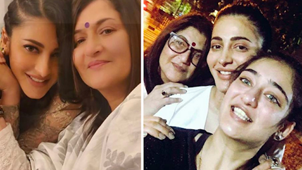 শ্রুতি যখন ১৮ বছরের, বিচ্ছেদ হয়ে যায় তাঁর বাবা-মায়ের। দুই মেয়ে শ্রুতি এবং অক্ষরাকে নিয়ে আলাদা হয়ে যান সারিকা। তিনি আর বিয়ে করেননি। তবে কমল হাসন লিভ ইন করেছেন নায়িকা গৌতমীর সঙ্গে। গৌতমীর সঙ্গেও শ্রুতি এবং অক্ষরার সম্পর্ক ভাল।