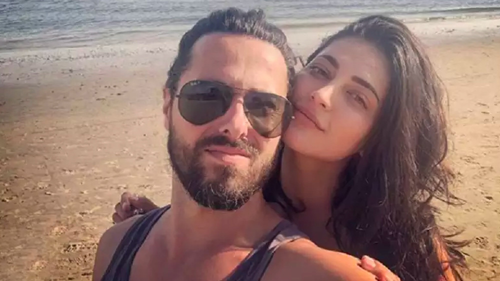 তবে শ্রুতি নিজেই পরে জানিয়েছেন তাঁর প্রেমের কথা। তিনি এখন ডেটিং করছেন মঞ্চাভিনেতা মাইকেল কোরসেলের সঙ্গে। শ্রুতির ইনস্টাগ্রাম জুড়ে শুধুই দু’জনের অন্তরঙ্গ ছবি।