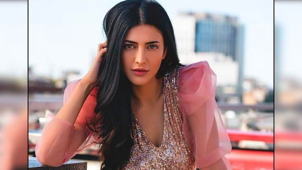 সম্প্রতি ইনস্টাগ্রামে একটি দীর্ঘ পোস্ট দিয়ে নিজের বক্তব্য সাফ জানান শ্রুতি। সেখানে খোলাখুলি এ-ও বললেন যে, প্লাস্টিক সার্জারি তিনি করিয়েছেন এবং তা নিয়ে বিন্দুমাত্র লজ্জিত নন।