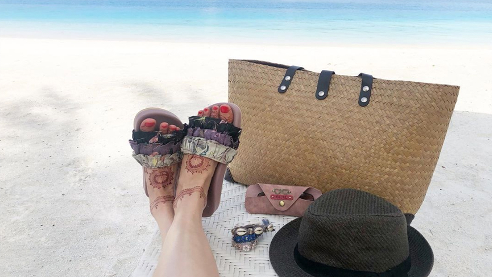 অন্য একটি ছবিতে দেখা যাচ্ছে মেহেন্দি লাগানো কাজলের পা। পাশে রাখা ব্যাগ, টুপি এবং সানগ্লাস। সঙ্গে ক্যাপশন, ‘আমার দরকারি জিনিসপত্র’।