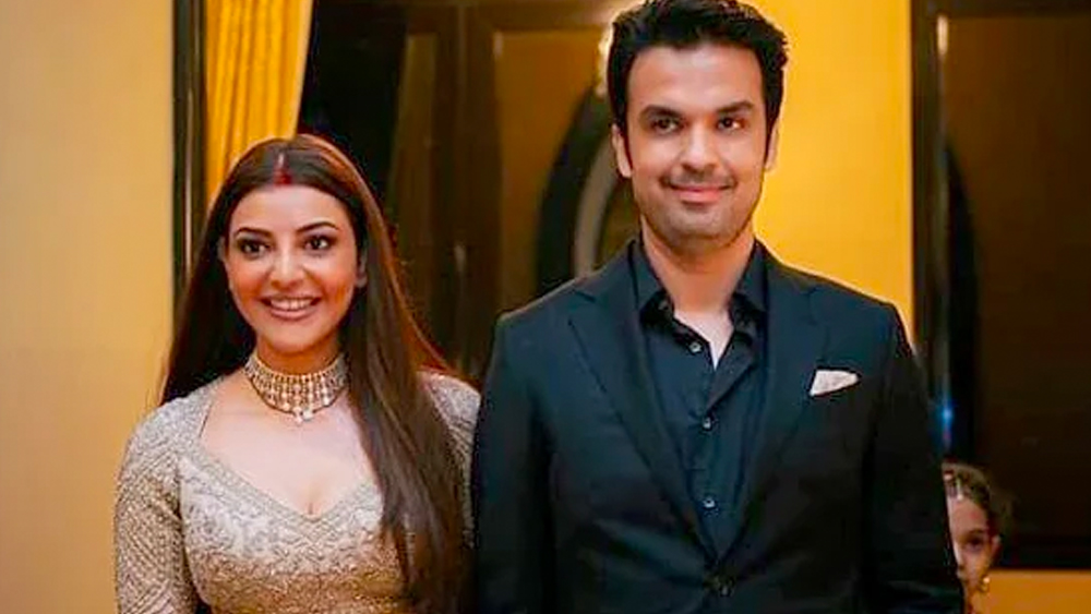 সব জায়গায় দু'জনে একসঙ্গে যেতেন। রোজ অন্তত এক বার তাঁদের দেখা করাটা হয়ে উঠেছিল বাধ্যতামূলক।