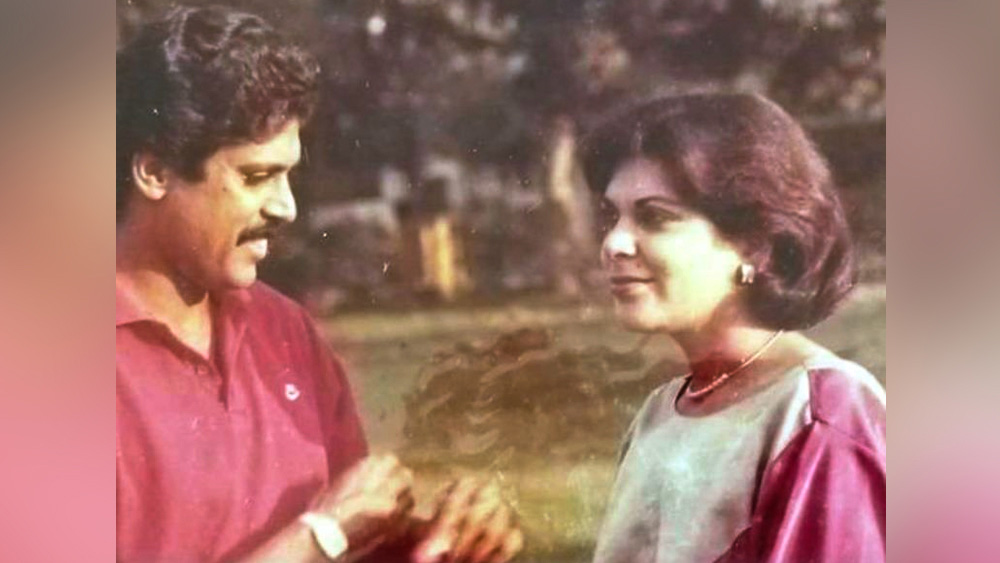 রোমির সঙ্গে কপিলের আলাপ করিয়ে দিয়েছিলেন সুনীল ভাটিয়া নামে এক কমন বন্ধু। সেটা সাতের দশকের শেষ দিক। প্রথম দেখাতেই রোমির সপ্রতিভ রূপে মুগ্ধ হন কপিল।