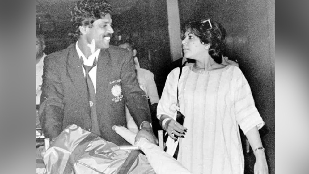 রোমিকে ইম্প্রেস করার জন্য ক্রিকেটকেই বেছে নেন কপিল দেব নিখাঞ্জ। তিনি রোমিকে আমন্ত্রণ জানান দিল্লিতে ভারত-ওয়েস্ট ইন্ডিজ টেস্ট ম্যাচ দেখতে আসার জন্য।