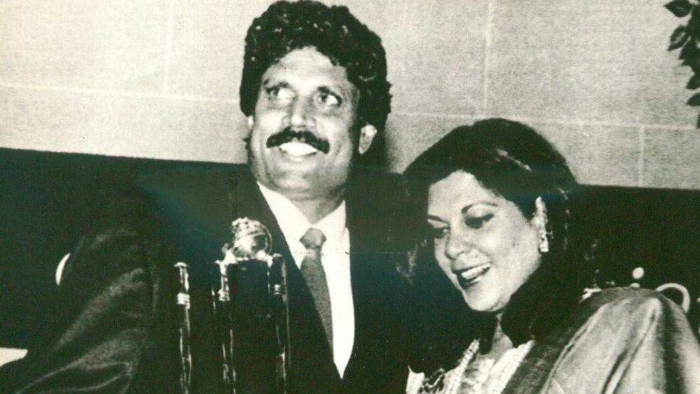 কপিল পরে এক সাক্ষাৎকারে জানান, রোমিকে প্রোপোজ পর্বও ছিল নাটকীয়। আলাপ হওয়ার পরে বেশ কিছু দিন কেটে গেলেও দু’জনে মনের ভাব প্রকাশ করতে পারছিলেন না।