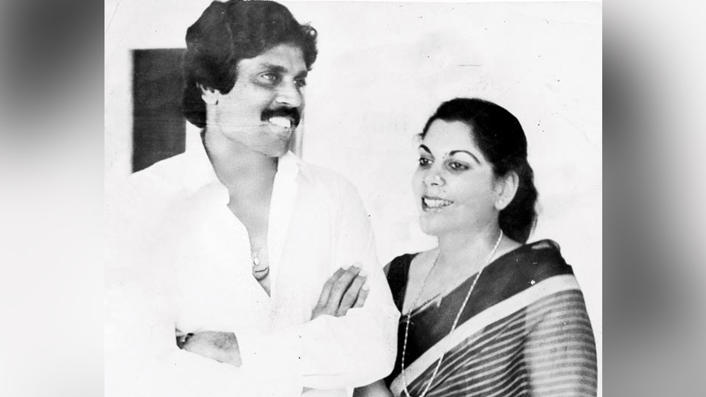 রোমিকে সে সময় কপিল জিজ্ঞাসা করেছিলেন সেই সময়কার ট্রেনের জানালার বাইরের দৃশ্য তিনি ক্যামেরাবন্দি করে রাখতে চান কি না। যাতে পরে সেই ছবি তাঁদের সন্তানদের দেখানো যায়।