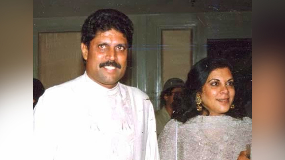 কিছু সূত্র বলে, সে সময় ট্রেনের জানালা দিয়ে বাইরে একটি বিজ্ঞাপনের হোর্ডিংয়ের দিকে নির্দেশ করেছিলেন কপিল। সেই বিজ্ঞাপনের মুখ ছিলেন তিনি নিজেই। মজা করে সেই ছবিটাই রোমিকে ক্যামেরাবন্দি করতে বলেছিলেন কপিল।