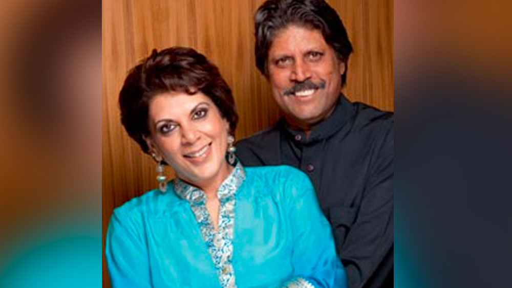 কপিলের ইঙ্গিত বুঝে রোমি লজ্জায় লাল হয়ে যান। তবে প্রেমের প্রস্তাবে রাজি হতেও সময় নেননি তিনি। ১৯৮০ সালে ২০ বছর বয়সি রোমিকে বিয়ে করেন ২১ বছরের কপিল।