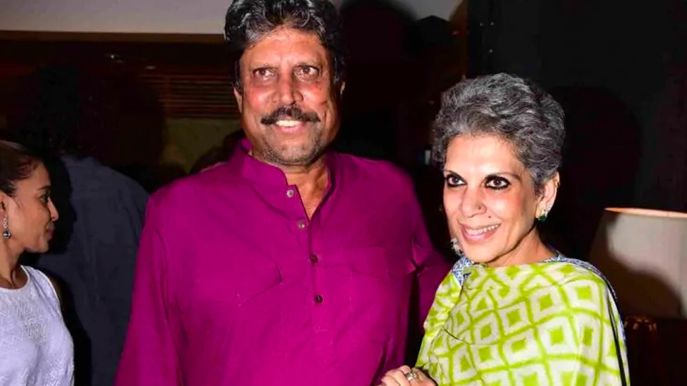 জানা যায়, দু’জনের দীর্ঘ ফোনালাপে বেড়ে যাচ্ছিল টেলিফোন বিল। শেষে রোমির পরিবারে এসটিডি সংযোগ বিচ্ছিন্ন করে দেওয়া হয়। একই ছবি কপিলের পরিবারেও।  দু’জনের বাড়িতেই ল্যান্ডলাইন ছিল। কিন্তু সেখান থেকে আউটগোয়িং এসটিডি কল করা যেত না। তবে ইনকামিং এসটিডি ফোনে অসুবিধে হত না। সে সময় কপিল থাকতেন হরিয়ানায় এবং রোমি দিল্লিবাসী। দু’জনের বাড়িতেই এসটিডি সংযোগ বিচ্ছিন্ন হওয়ায় কপিল-রোমির রোজকার প্রেমালাপে ছেদ পড়ে।