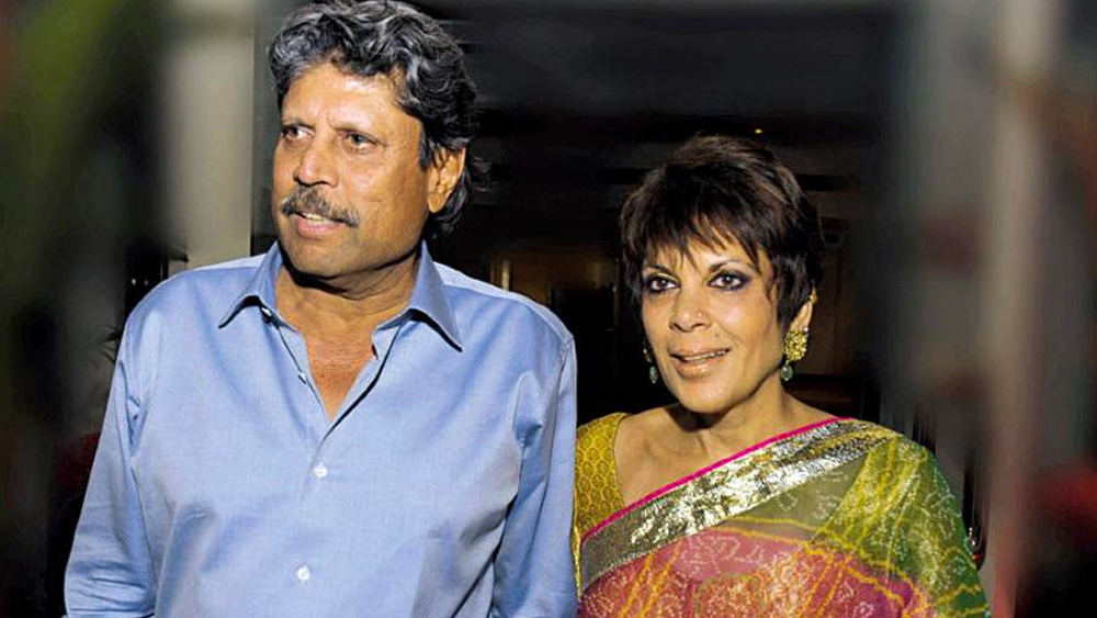 শেষে কপিল সমস্যার সামাধান বার করেন ক্রিকেট দিয়েই। কোনও ম্যাচ খেলতে যাওয়ার শহরে বিমানে পৌঁছনর হলে নাকি নির্ধারিত সময়ের আগে বেশ কিছুটা সময় হাতে নিয়ে তিনি বিমানবন্দরে পৌঁছতেন। তার পর বিমানবন্দরের ফোনবুথ থেকে গল্প করতেন প্রেমিকা রোমির সঙ্গে। জানিয়েছিলেন সংবাদ মাধ্যমে প্রকাশিত এক সাক্ষাৎকারে।