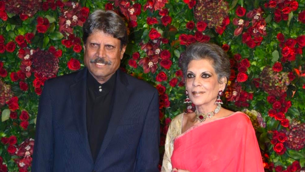 মাঠ এবং মাঠের বাইরে জীবনের সব ওঠাপড়ায় কপিলের পাশে থেকেছেন রোমি। কেরিয়ারের শেষ দিকে বার বার প্রশ্ন উঠেছে জাতীয় দলে বিশ্বকাপজয়ী প্রাক্তন অধিনায়কের উপযোগিতা নিয়েও। জীবনের অমসৃণ সেই মুহূর্তগুলিতে কপিলের মানসিক শক্তির উৎস ছিলেন স্ত্রী রোমিই।