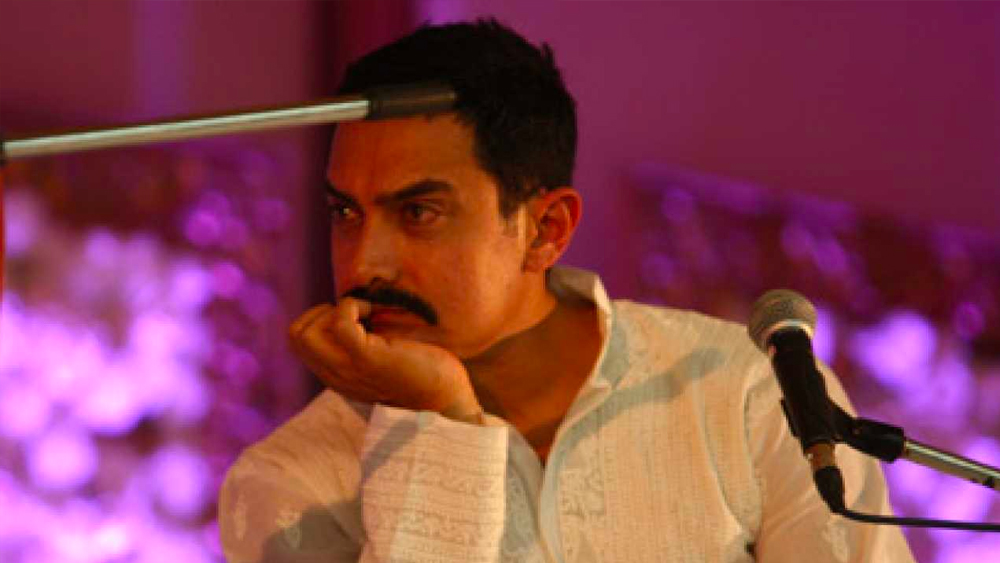 উইলিয়াম শেক্সপিয়রের ‘ওথেলো’-র কাহিনি অবলম্বনে তৈরি ওই ফিল্মের প্রস্তাব পরিচালককে প্রথমে কিন্তু আমিরই দেন। পরিচালক বিশাল ভরদ্বাজ স্ক্রিপ্ট তৈরি করে আমিরকে শোনান। স্ক্রিপ্ট আমিরের এতটাই পছন্দ হয়েছিল, যে ফিল্মে অভিনয়ের পাশাপাশি তিনি সহ-প্রযোজনারও দায়িত্ব নিয়ে নেন।