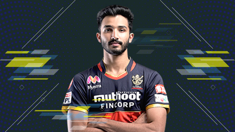 দেবদত্ত পাড়িকাল: রয়্যাল চ্যালেঞ্জার্স ব্যাঙ্গালোর চিনিয়ে দিয়েছে এমন এক বাঁহাতি ওপেনারকে যে ভবিষ্যতে হয়ে উঠতেই পারে ভারতীয় দলের সম্পদ। ১৫ ম্যাচে ৪৭৩ রান করে এ বারের টুর্নামেন্টে দলের হয়ে সর্বাধিক রান করেছেন তিনিই। টপকে গিয়েছেন বিরাট কোহালিকেও।