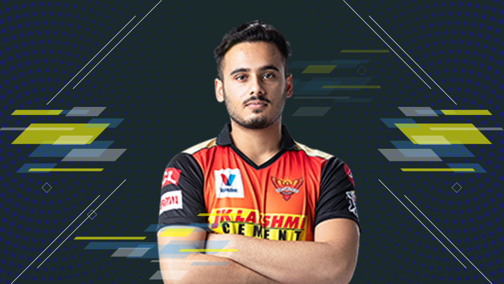 আবদুল সামাদ: জম্মু কাশ্মীরের এই তরুণ ক্রিকেটারকে খুঁজে আনার জন্য বাহবা পেতেই পারেন ইরফান পাঠান। ধ্বংসাত্মক এই ব্যাটসম্যান ১২ ম্যাচে ১১১ রান করলেও, স্ট্রাইক রেট ১৭০.৭৬। বল হাতে একটি উইকেটও আছে। আরও একটু পরিণত হলে ফিনিশার হিসেবে ভারতীয় ক্রিকেটে যে তাঁকে দেখা যাবে না, এ কথা বলা যায় না।