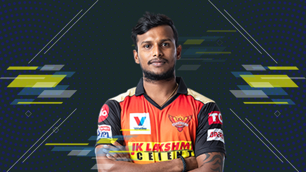 টি নটরাজন: বর্তমানে ভারতীয় পেস অ্যাটাক বিশ্ববন্দিত হলেও বাঁহাতি পেসারের অভাব এখনও রয়েছে। সেই অভাব মেটাতে সুযোগ দেওয়া যেতেই পারে ৩০ ছুঁইছুঁই এই পেসারকে। ১৬ ম্যাচে তিনি নিয়েছেন ১৬ উইকেট। চোটের জন্য বরুণের সর্বনাশ হলেও তা পৌষ মাস হয়ে গিয়েছে নটরাজনের কাছে। ভারতের টি২০ দলে জায়গা পেয়ে গিয়েছেন তিনি।