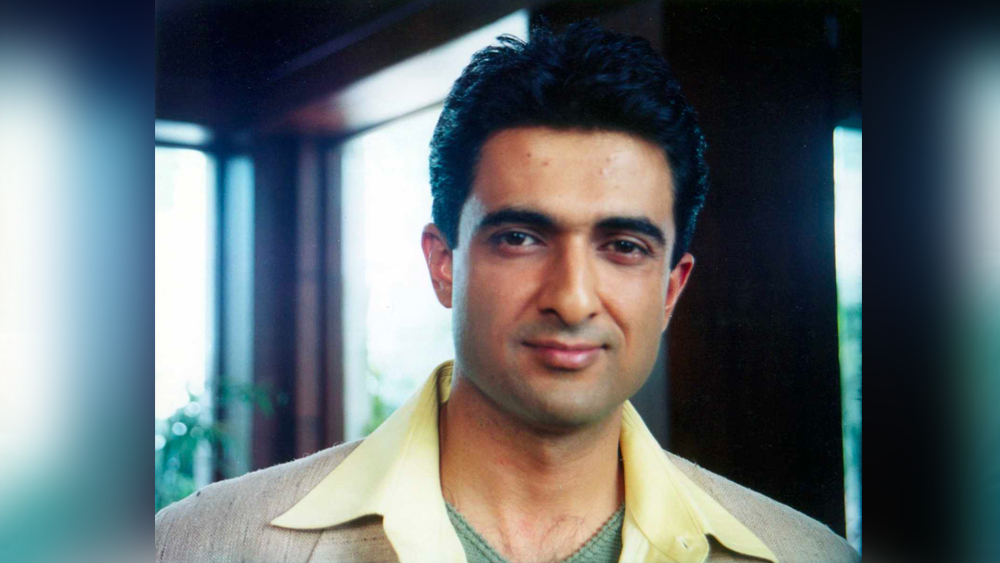 কিন্তু ভূস্বর্গে বেশি দিন থাকা হল না সুরী পরিবারের। আচমকাই পাল্টে গেল চিরচেনা শহর শ্রীনগর। ১৯৯০ সালে অশান্ত উপত্যকায় জঙ্গিহানায় প্রাণ হারালেন সঞ্জয়ের বাবা বীরেন্দ্র। অগ্নিগর্ভ শ্রীনগর ছেড়ে পালাতে বাধ্য হয় সুরী পরিবার।