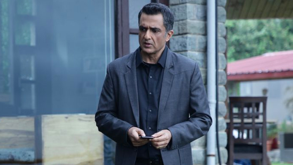 পরে এক সাক্ষাৎকারে সঞ্জয় জানিয়েছিলেন, তাঁদের বাড়িতে এসে জঙ্গিরা হত্যা করেছিল তাঁর বাবাকে। এর পর মাত্র ৫ ঘণ্টার মধ্যে হাতের কাছে যা ছিল, কোনওমতে সে সব নিয়েই পালাতে হয়েছিলে তাঁদের।