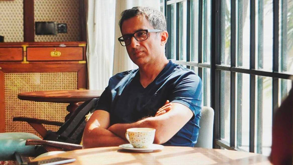 সঙ্গে আনতে হয়েছিল বাবার নিথর দেহও। কারণ শ্রীনগরে তাঁর সৎকার করা সম্ভব হয়নি। দিল্লিতে এসে তাঁর অন্ত্যেষ্টি করা হয়। এর পর চলে যাওয়া জম্মুতে। সেখানেই কিছু দিন ছিলেন শরণার্থী শিবিরে।