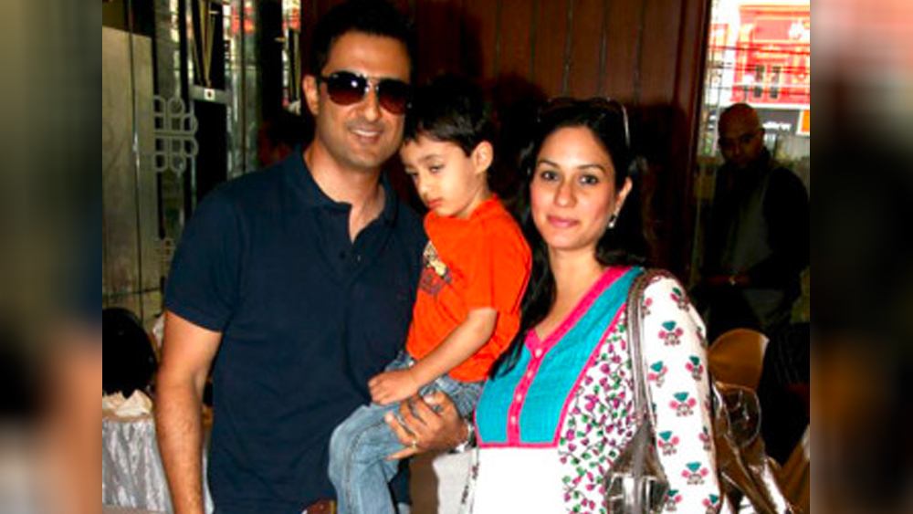 সুপারহিট নায়ক কোনও দিন হতে পারেননি সঞ্জয়। সে নিয়ে তাঁর কোনও আক্ষেপও নেই। তিনি খুশি তাঁর অন্যরকম, কিন্তু সহজ বৃত্তেই। সময়ের অনেকটা জুড়ে থাকে স্ত্রী অম্বিকা ও দুই সন্তানকে নিয়ে পরিবার এবং ছবি তোলার শখ।