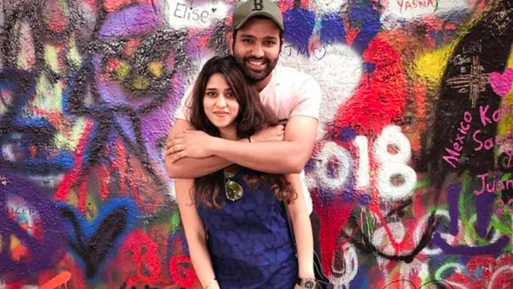 ৬ বছর ধরে পেশাদার সম্পর্ক যে একটু একটু করে প্রেমের দিকে এগোচ্ছে, বুঝতে পেরেছিলেন রোহিত-রিতিকা দু’জনেই। তবে রোহিত যে এত নাটকীয় ভাবে প্রোপোজ করবেন, ভাবতে পারেননি রিতিকা।