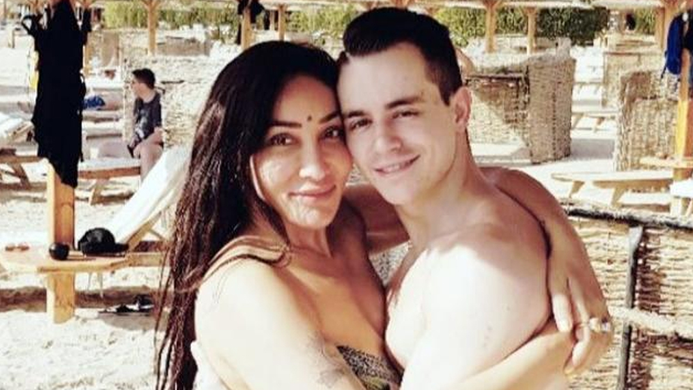 বিনোদন দুনিয়া থেকে সরে দাঁড়িয়ে সোফিয়া মাঝে সন্ন্যাসজীবন গ্রহণ করেছিলেন। পরে অবশ্য বিয়ে করেন মডেল ভ্লাদ স্টানেস্কুকে।