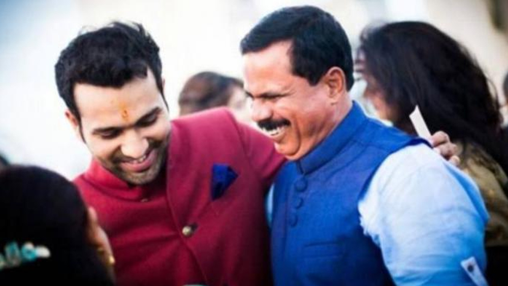 এই স্কুলে ক্রিকেটের পরিকাঠামো অনেক ভাল ছিল। কেরিয়ারের পিছনে স্কুলের অবদান ভুলতে পারেন না রোহিত। সেইসঙ্গে এ কথাও জানান, প্রশিক্ষক দীনেশের চেষ্টায় জলপানি পেয়েছিলেন বলেই ৪ বছর তাঁকে ক্রিকেটের জন্য কোনও টাকা খরচ করতে হয়নি।