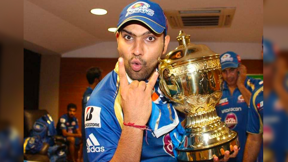 সাদা বলের অধিনায়কত্বে বরাবরই নজর কেড়েছেন রোহিত। ২০১৩ সালে প্রথম ‘হিটম্যান’য়ের হাতে অধিনায়কের ব্যাটন তুলে দেয় মুম্বই। সেই বছরেই প্রথম বার ট্রফি জিতে নেন রোহিতরা।