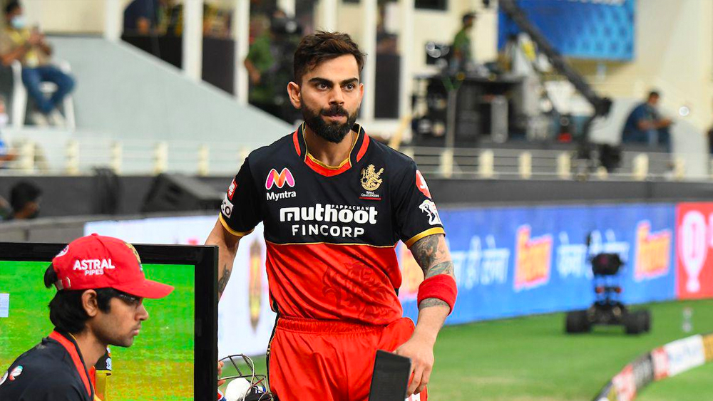 প্রায় একই সময় বিরাটের হাতে আসে ব্যাঙ্গালোরের দায়িত্ব। ব্যাটসম্যান বিরাট প্রতি বছর নজর কাড়লেও অধিনায়ক বিরাট বার বার ব্যর্থ। আইপিএলে ৫টি সেঞ্চুরি-সহ ৫৮৭৮ রান রয়েছে বিরাটের ঝুলিতে। তিনিই এই টুর্নামেন্টের সর্বাধিক রান সংগ্রাহক। কিন্তু ট্রফি ক্যাবিনেট এখনও ফাঁকা।