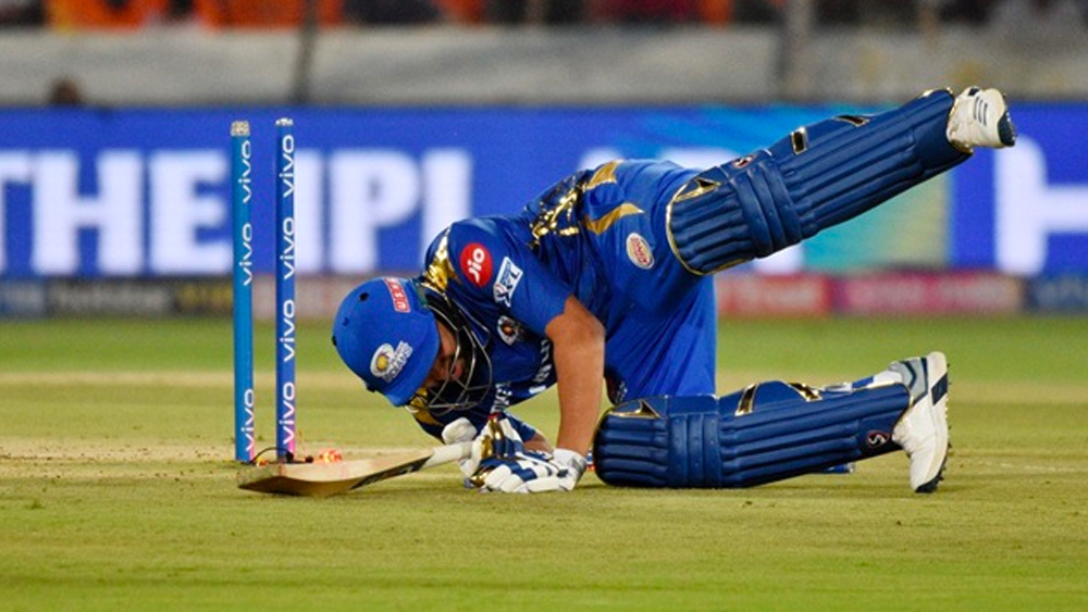 চোটের জন্য রোহিত নিজে ছিটকে গেলেও দেখা গেল দল কিন্তু অসুবিধায় পড়ল না। ঈশান কিশান সামলে দিলেন ওপেন করে। তিনিই তো সেরা অধিনায়ক যিনি আগামী প্রজন্মকেও তৈরি করে যান। সেই গুণ দেখা গিয়েছে রোহিতের মধ্যে।